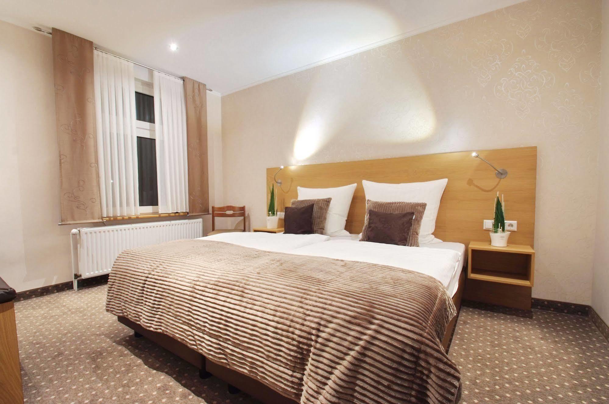 Zur Linde Hotel Heede Bagian luar foto